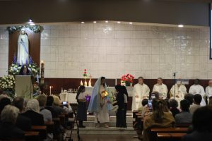 Visita de Monseñor Juan José Omella y representación de aparición en Fátima