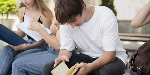 cerrar-gente-estudiando-juntos cerrar-gente-estudiando-juntos