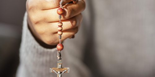 mujer-religiosa-rezando-con-rosario mujer-religiosa-rezando-con-rosario